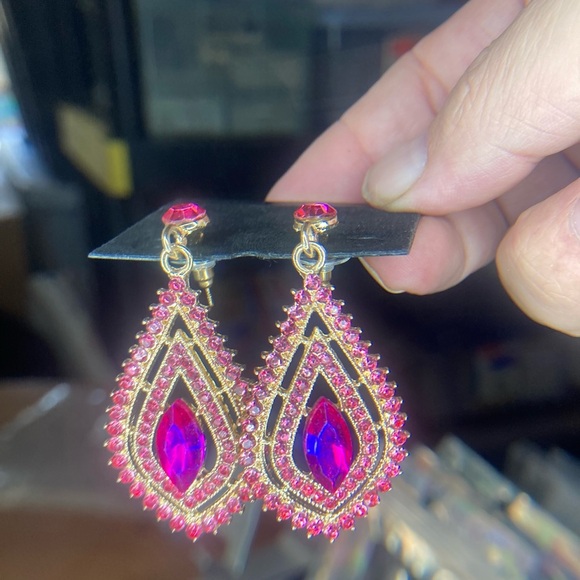 Elegant Pink and Purple Teardrop Earrings. Gold Tone Backing - Picture 2 of 5